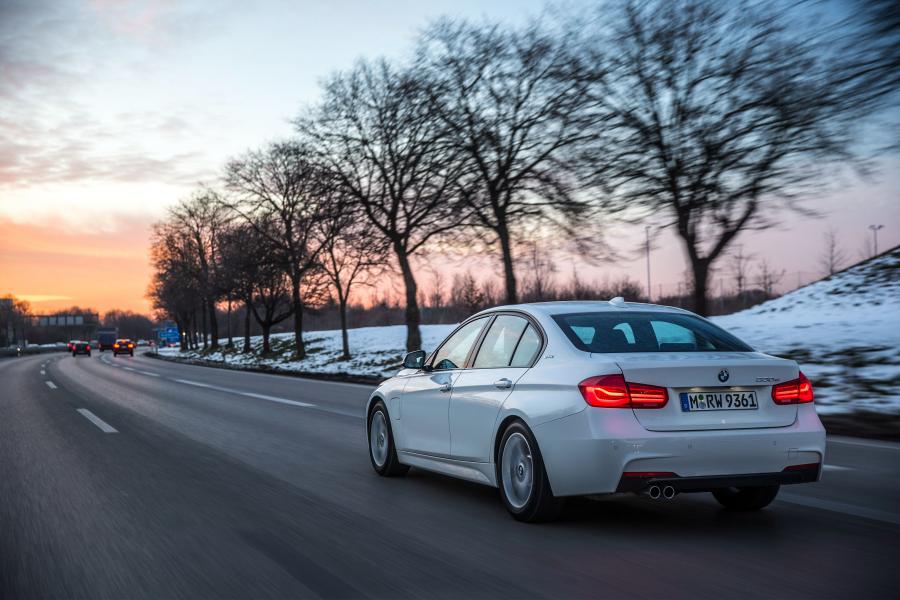 BMW 330e M Sport 2016 года  (фото 3 из 40)